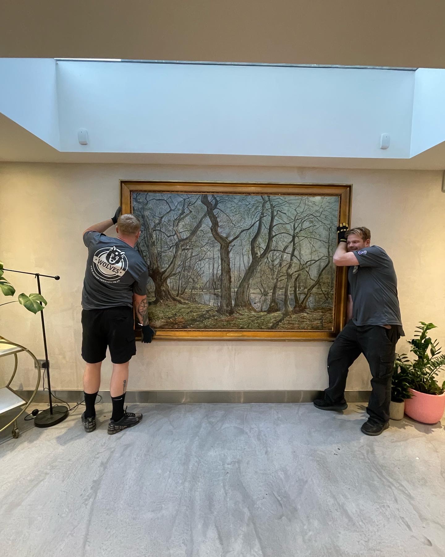 Wolves removals, fine art transport. Auction collections 